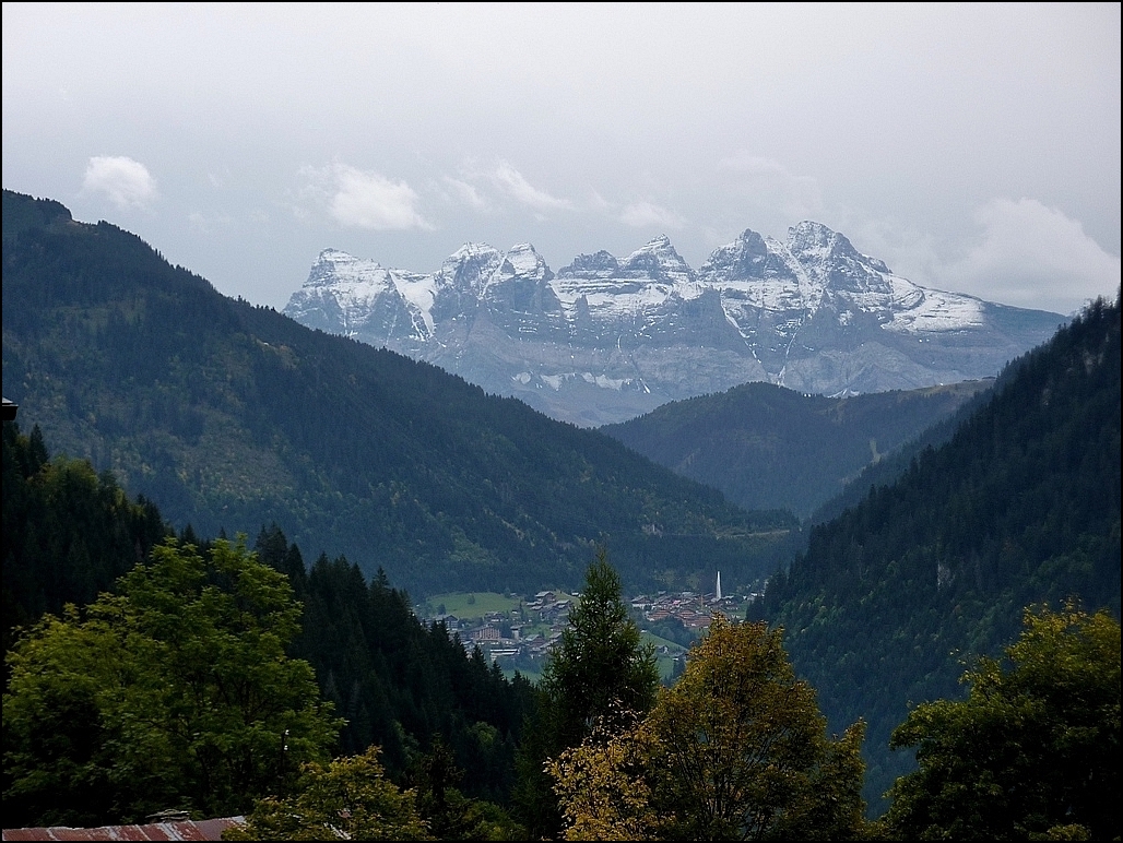 Les dents du midi ,surplombant le village de Chätel (74)