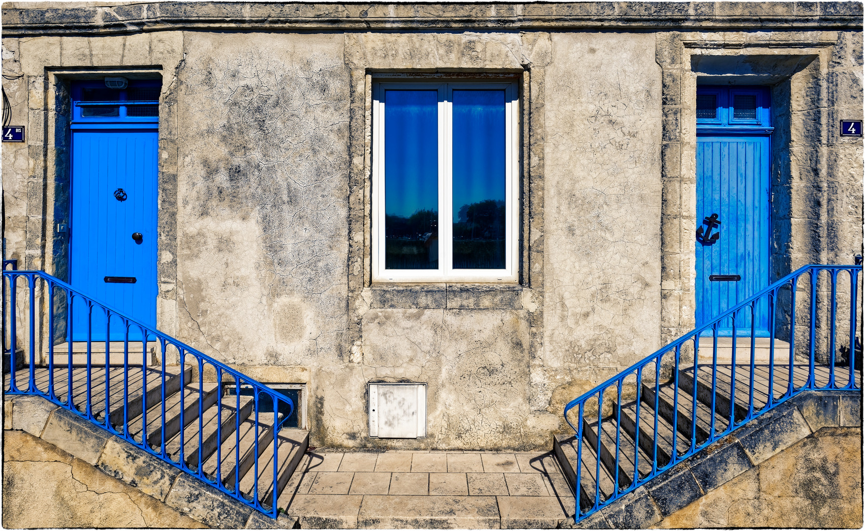 „ les deux portes bleues “