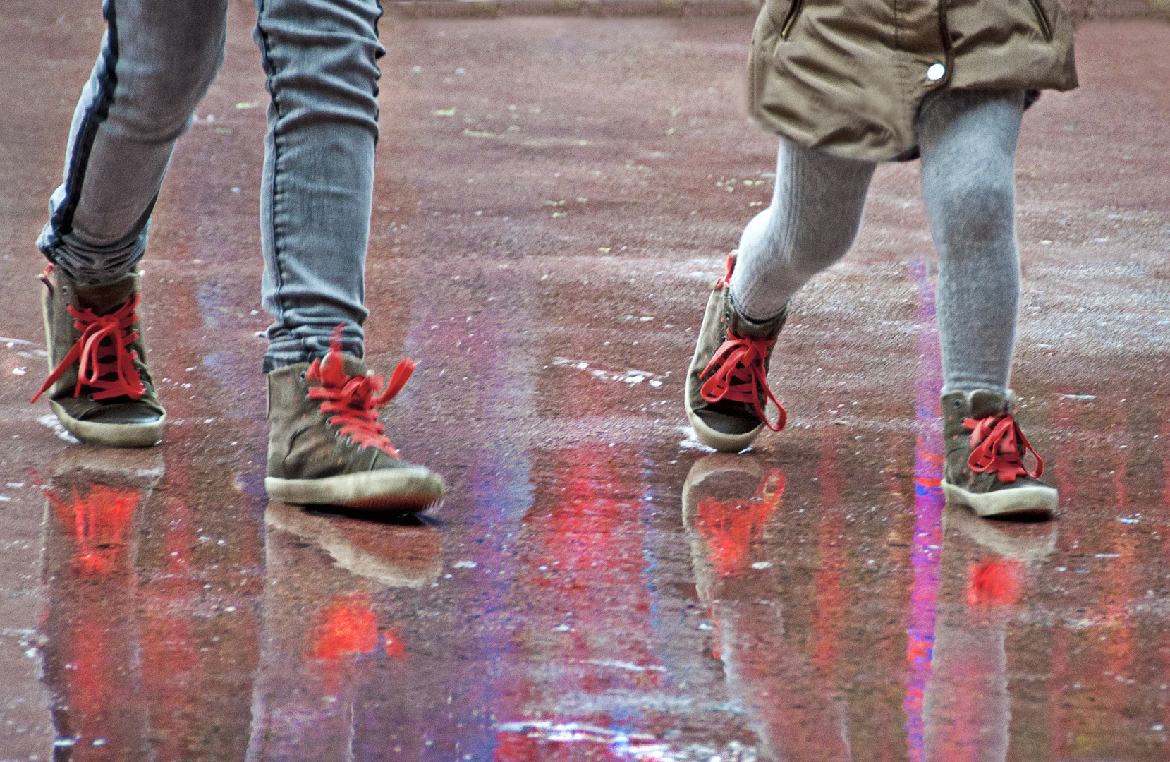 Les enfants aiment marcher dans l'eau