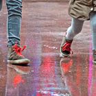 Les enfants aiment marcher dans l'eau