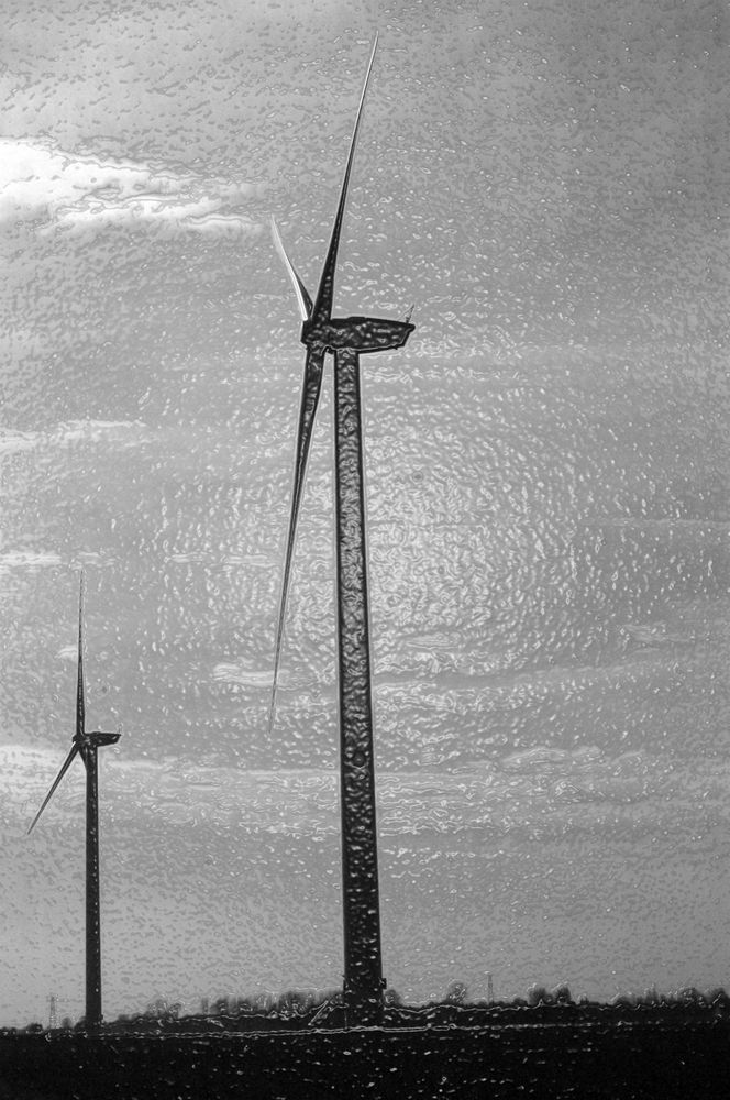 les éoliennes versus black and white and plastik technologic !