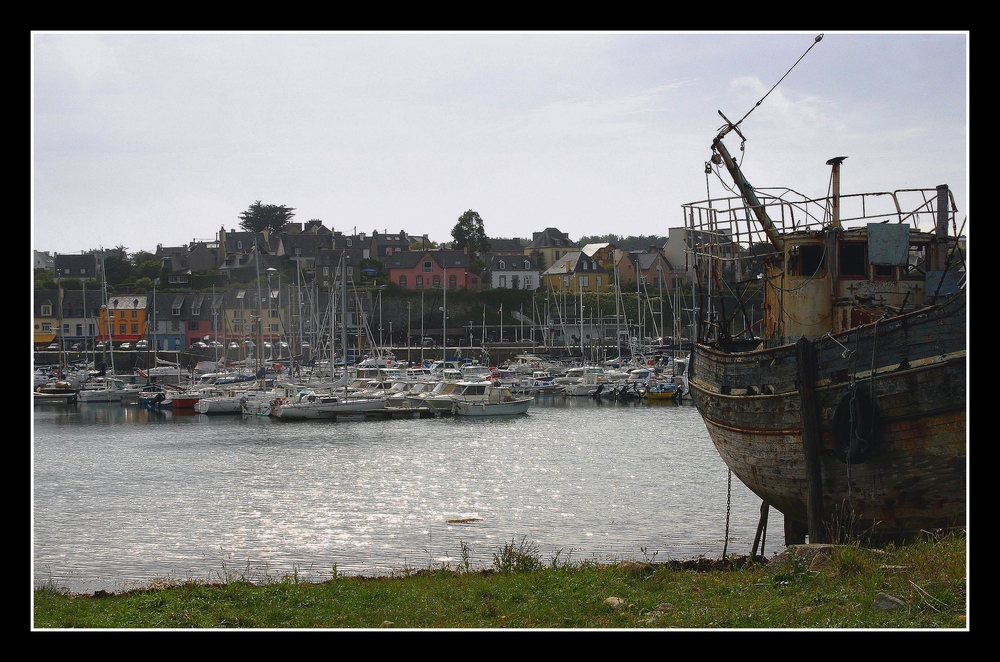 " Les épaves de chalutiers sur le port de Camaret "