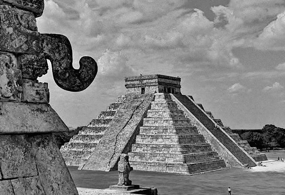 les escaliers vertigineux des monuments mayas....