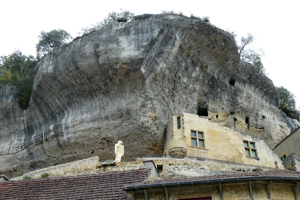 Les-Eyzies-de-Tayac-Sirjeul - Schloss mit Neanderthaler
