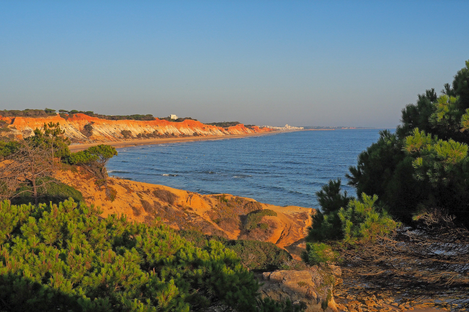 Les falaises de l’Algarve au soleil couchant