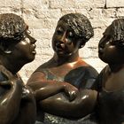 les filles ça vous dirait de participer à l'exercice photo sur les statues?