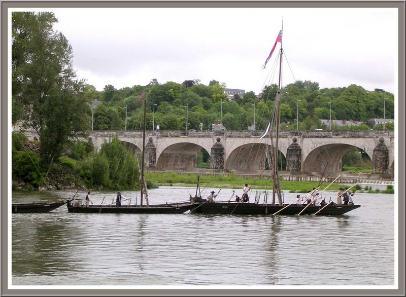 Les gabares arrivent près du pont Wilson