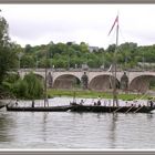 Les gabares arrivent près du pont Wilson