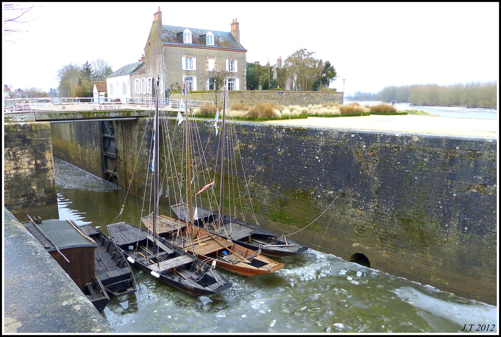 Les Gabares de Loire dans l'écluse de Combleux