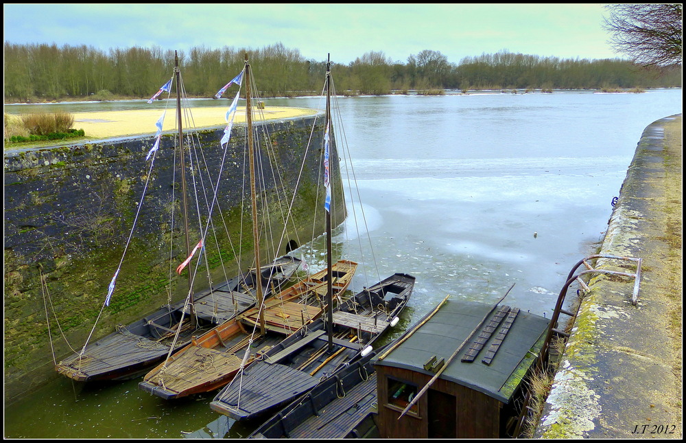 Les Gabares de Loire mises à l'abri derrière les murs de l'écluse de Combleux près d'Orléans-Loiret