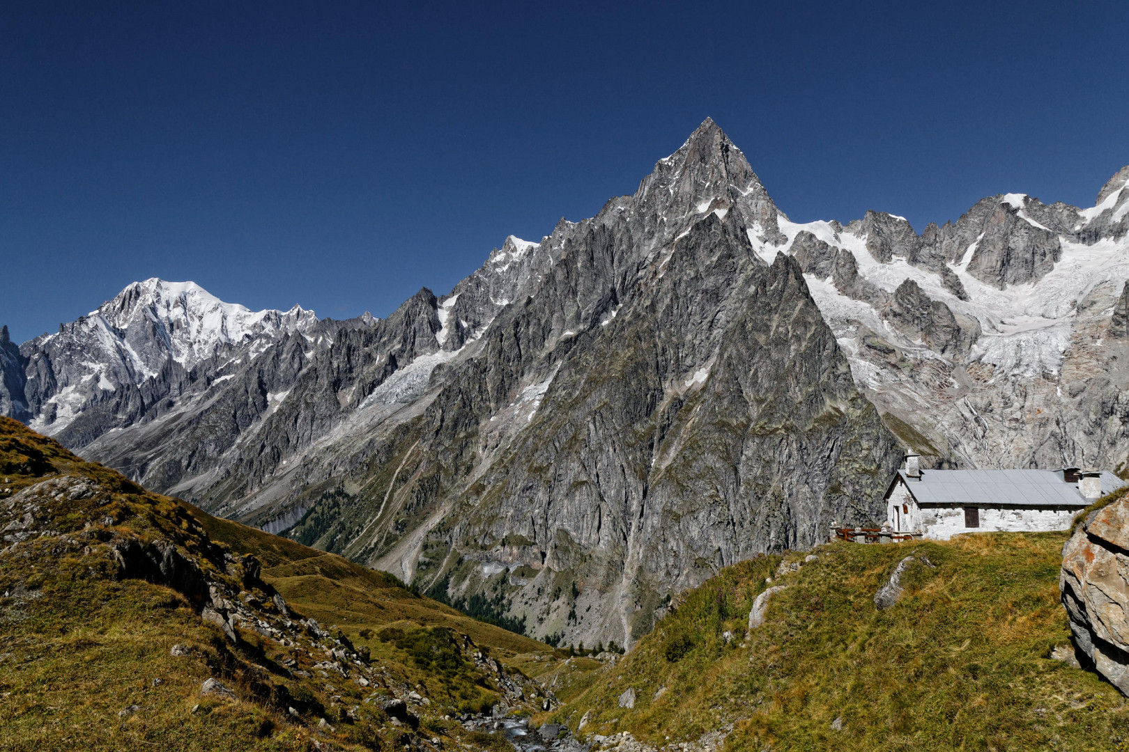 Les Grandes Jorasses et le Mont-Blanc, vus depuis le Val Ferret.