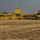 les grilles du château de Versailles .