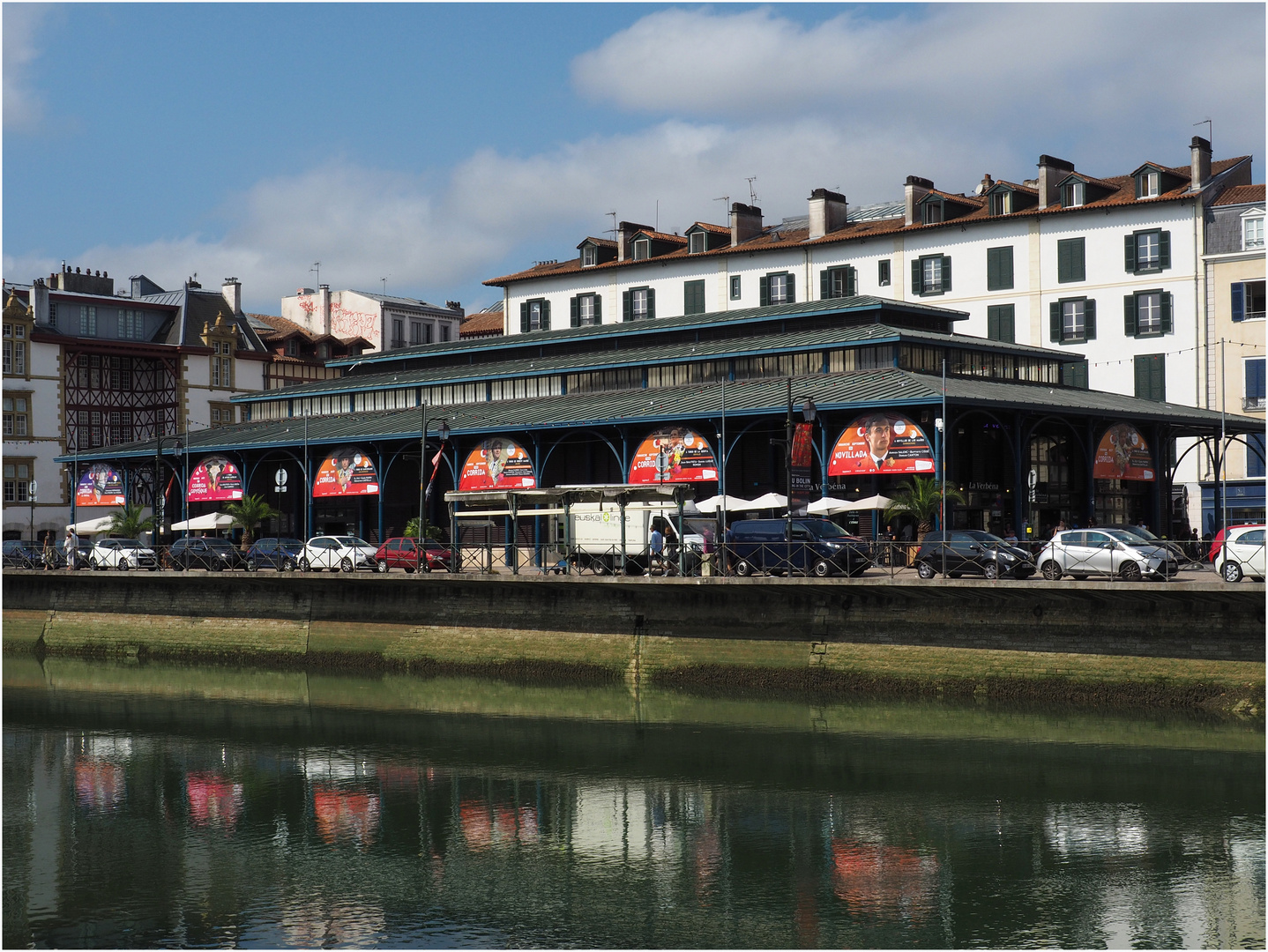  Les Halles de Bayonne en bord de Nive