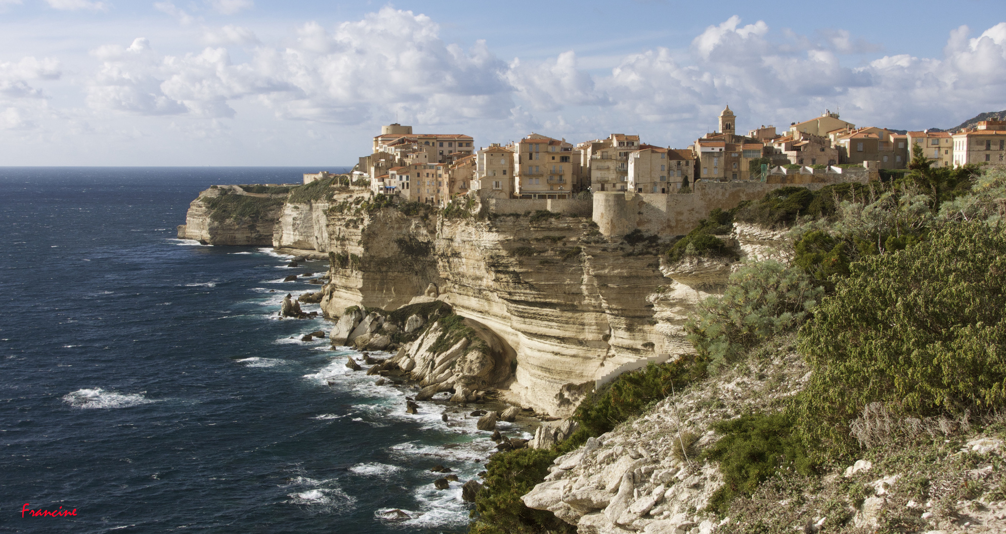 Les hautes falaises de Bonifacio ...