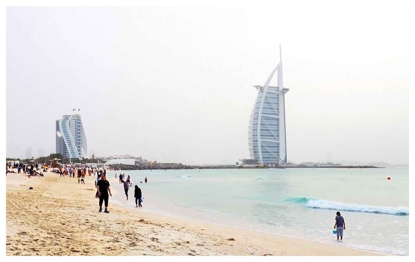 Les hôtels Burj Al Arab et Jumeirah vus de la plage