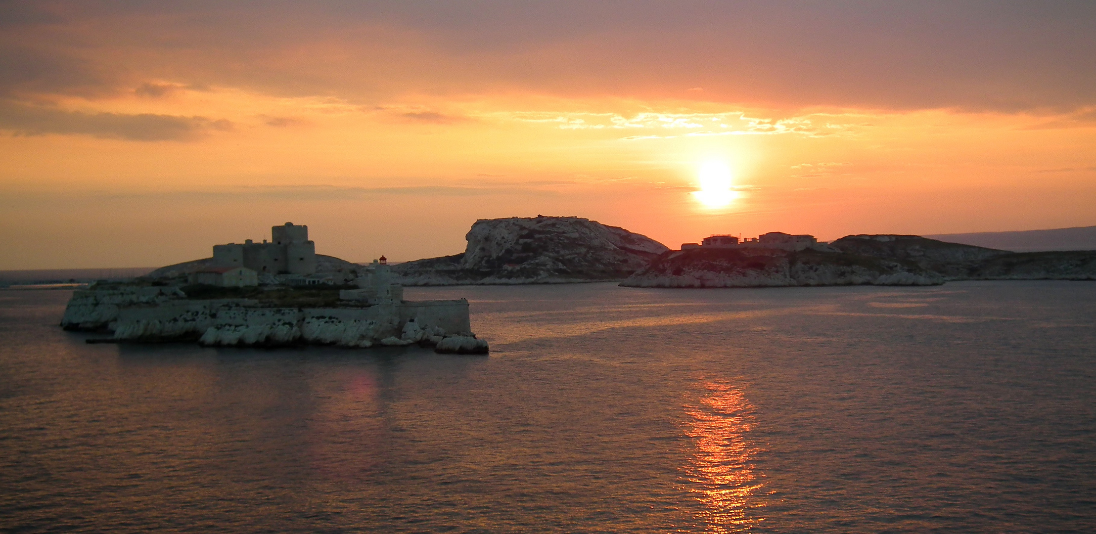 Les iles du Frioule (Marseille) au couchant