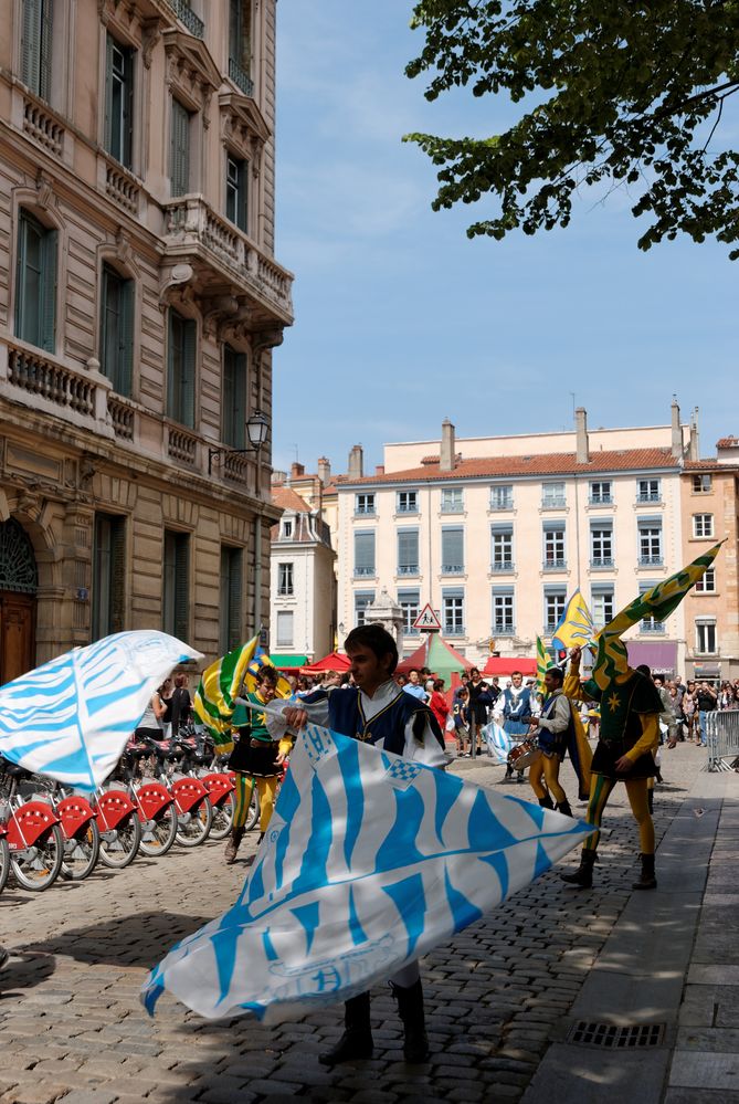 Les lanceurs de drapeaux...