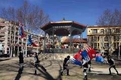 Les lanceurs de drapeaux 