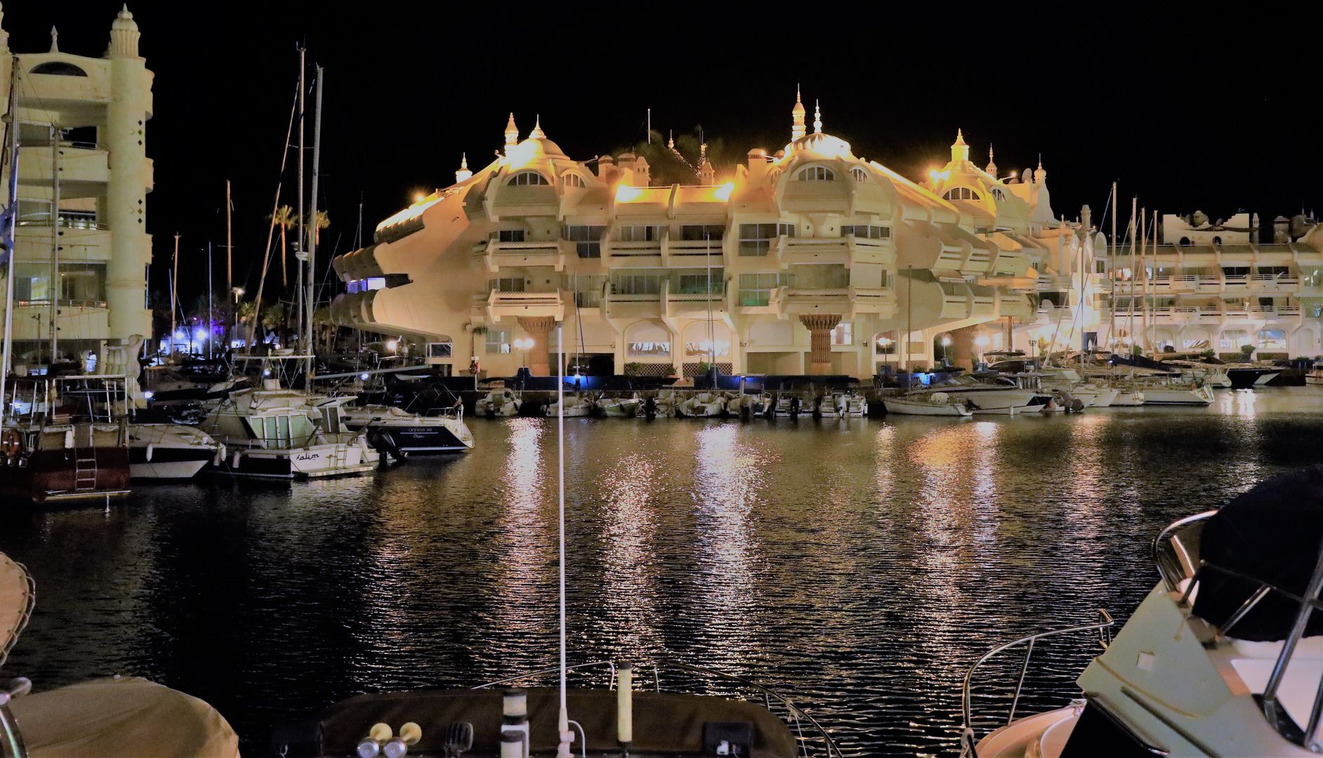 Les lumières artificielle de Puerto Marina