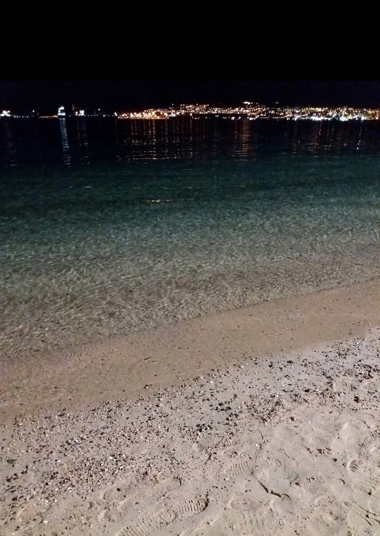 Les lumières d’Aqaba et Eilat (Israël) au fond…