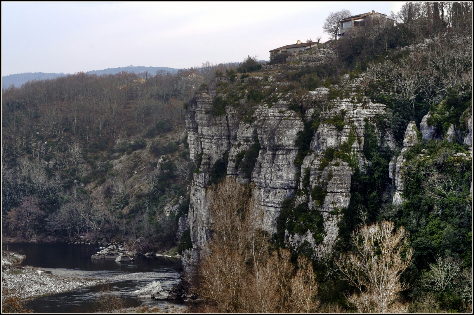 Les maisons sur la falaise au dessus de l'Ardèche