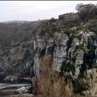 Les maisons sur la falaise au dessus de l'Ardèche