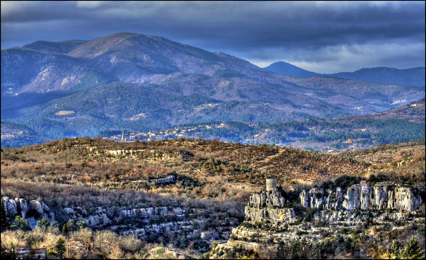 Les monts ardéchois sous le ciel hivernal