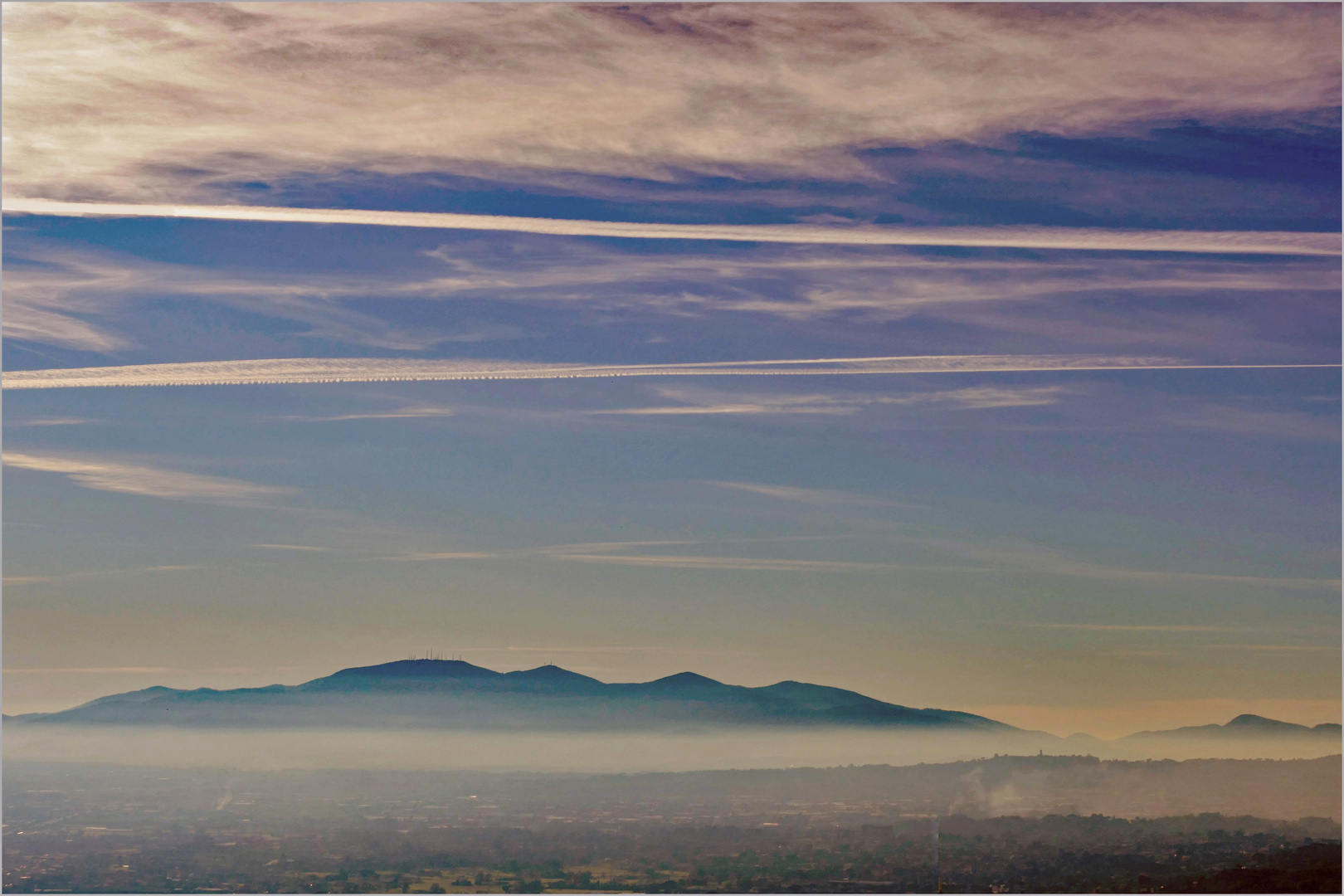 les monts pisans rentrant dans la brume....