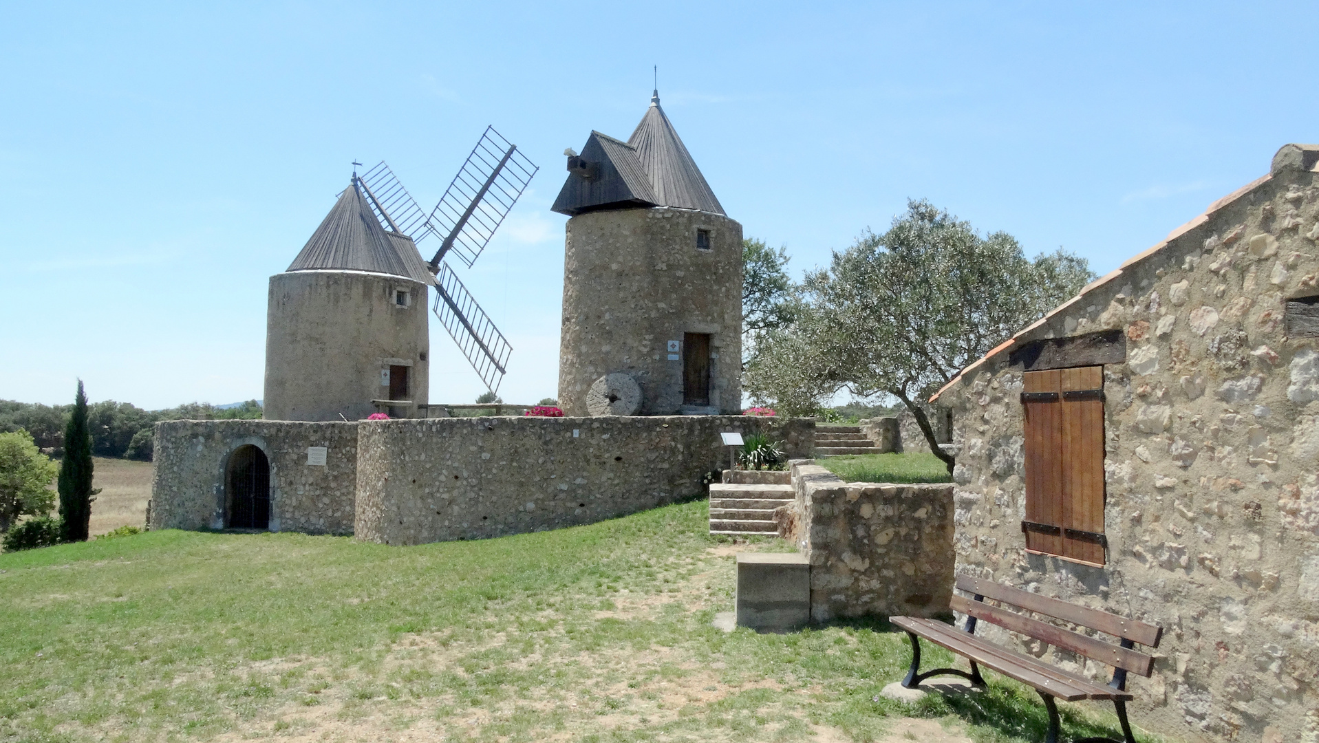 Les Moulins de" Regusse" alentours du lac de Ste Croix - Die Mühlen  "Regusse"  (Provence)