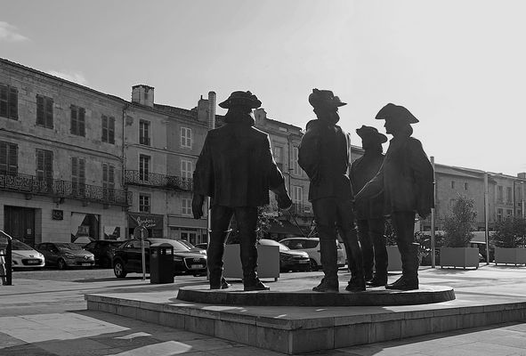 Les Mousquetaires veillent sur la Place Saint-Pierre