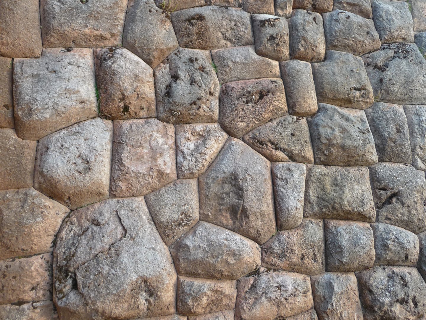 Les murs aux pierres cyclopéennes