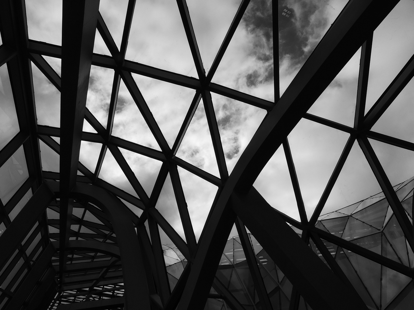 Les nuages à travers les vitres du musée. Concours la Transparence