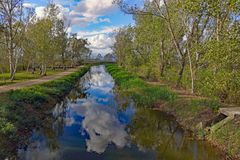 les nuages arrivent ,les reflets sont beaux....