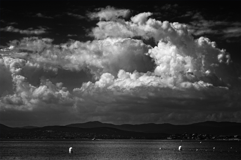 Les nuages flottent dans le ciel