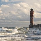 Les oiseaux s'envolent, la mer bouillonne, il reste imperturbable