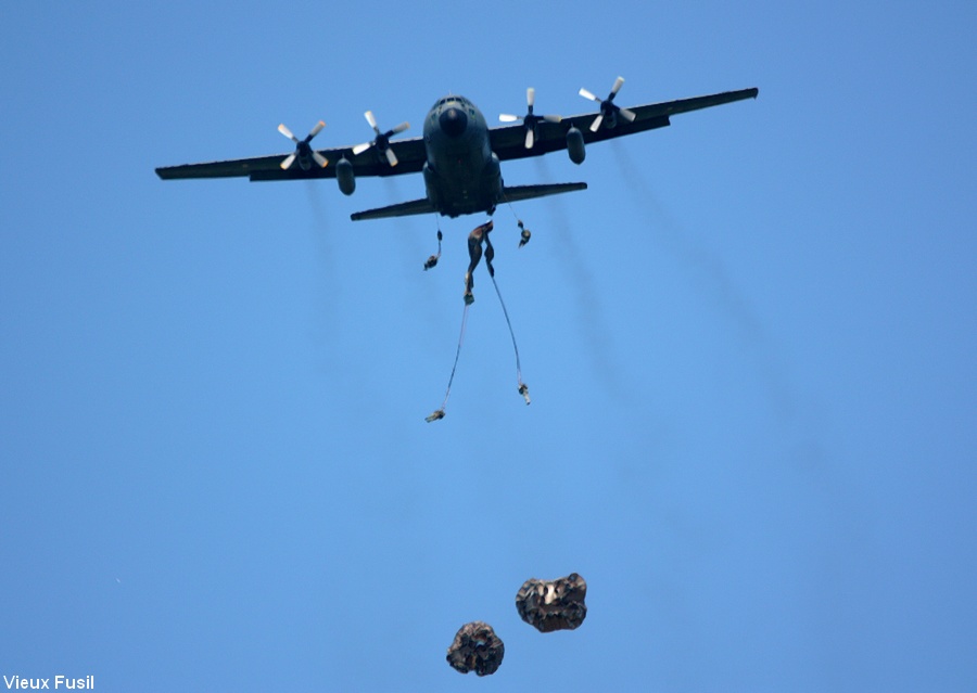 Les Parachutistes sautant sur la Fière à Saint Mère-Eglise d'un hercule  le 6 Juin n 0 6. Manche.