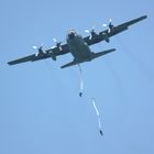 Les Parachutistes sautant sur la Fière à Saint Mère-Eglise d'un hercule le 6 Juin n 0 6. Manche.