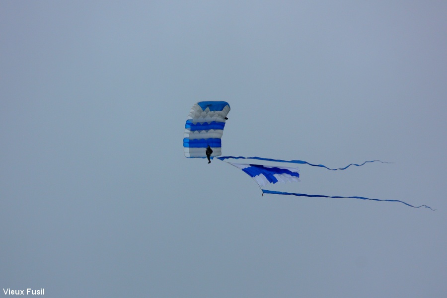 Les Parachutistes sautant sur la Fière à Saint Mère-Eglise le 6 Juin. Manche.