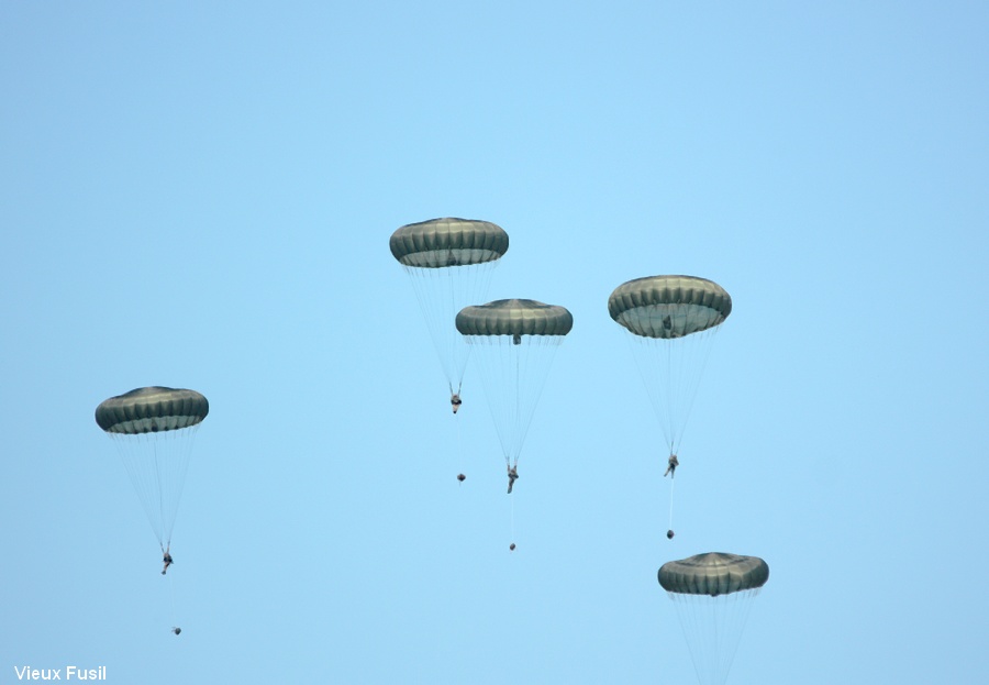 Les Parachutistes sautant sur la Fière à Saint Mère-Eglise le 6 Juin. Manche.