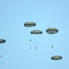 Les Parachutistes sautant sur la Fière à Saint Mère-Eglise le 6 Juin. Manche.