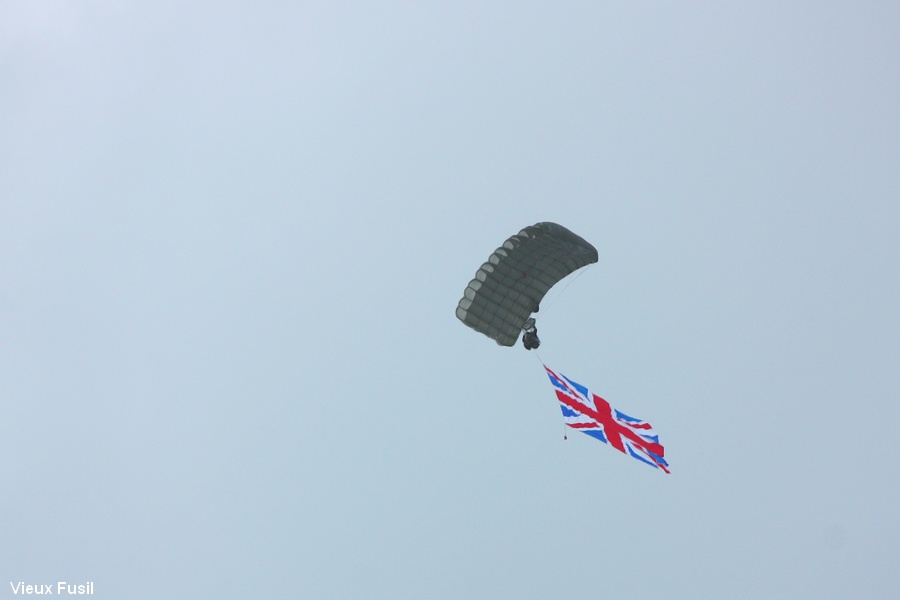 Les Parachutistes sautant sur la Fière à Saint Mère-Eglise le 6 Juin n 0 3. Manche.