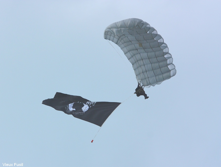 Les Parachutistes sautant sur la Fière à Saint Mère-Eglise le 6 Juin n 0 4. Manche.