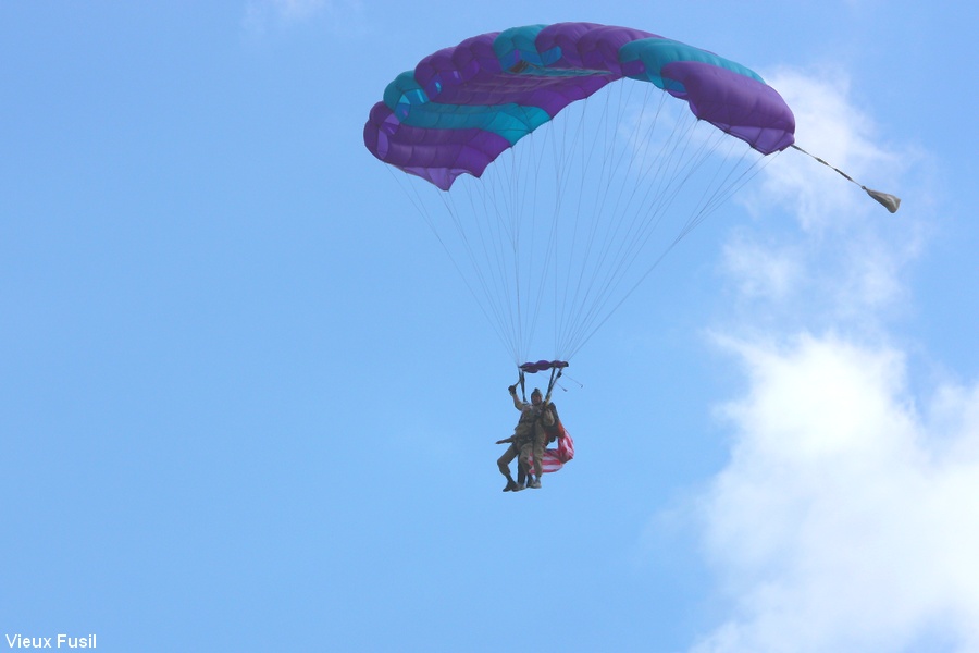 Les Parachutistes sautant sur la Fière à Saint Mère-Eglise le 6 Juin n 0 5. Manche.