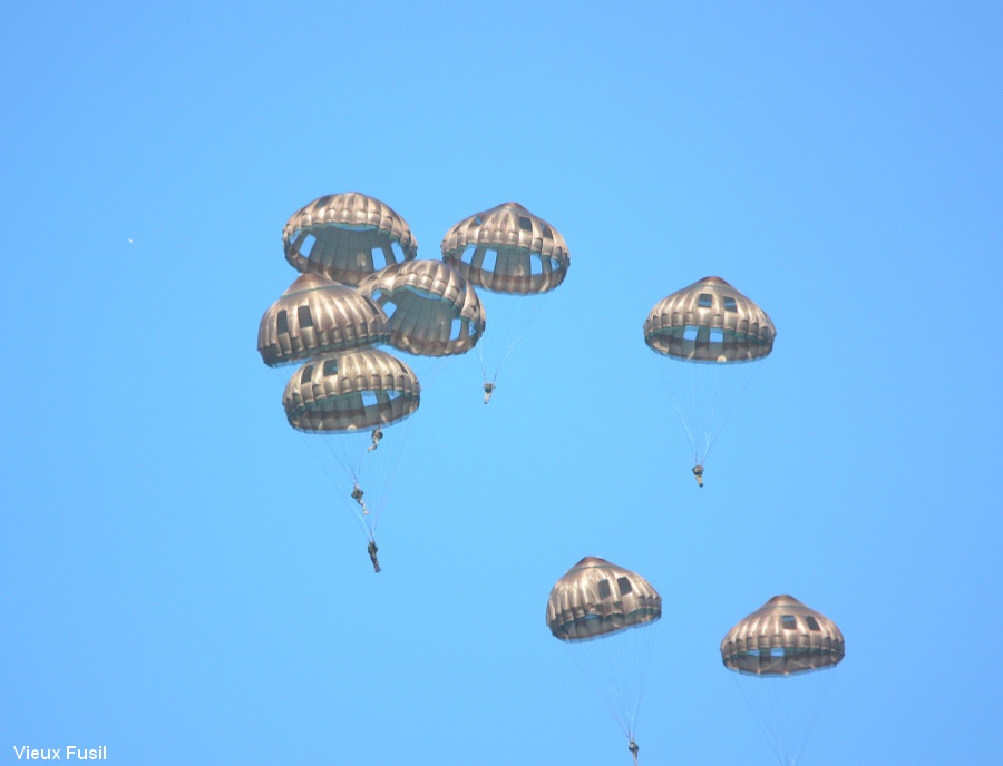 Les Parachutistes sautant sur la Fière à Saint Mère-Eglise le 6 Juin n 0 6. Manche.