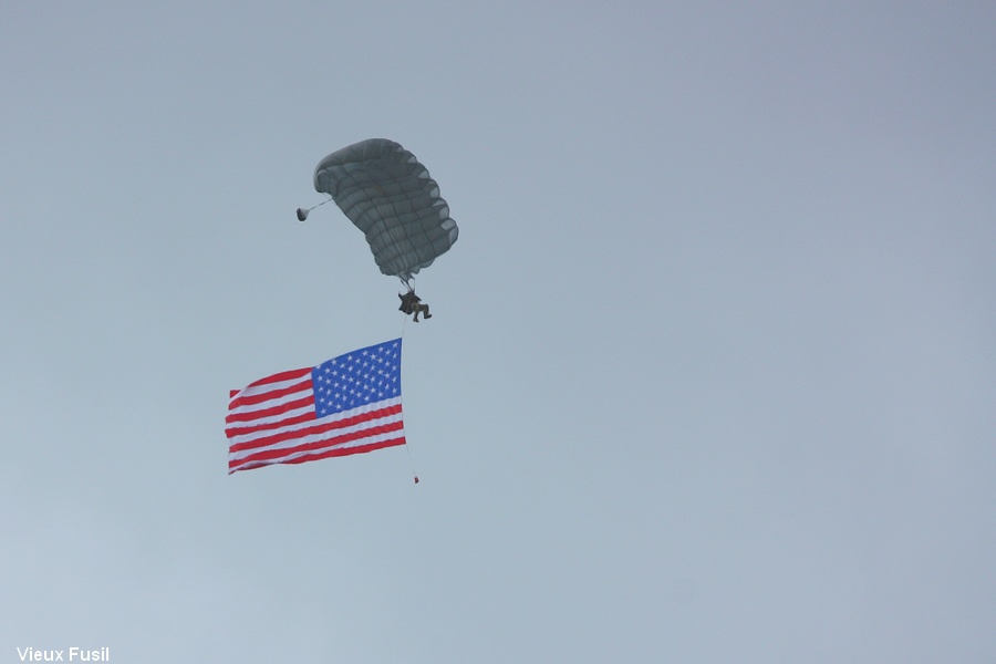 Les Parachutistes sautant sur la Fière à Saint Mère-Eglise. Manche.