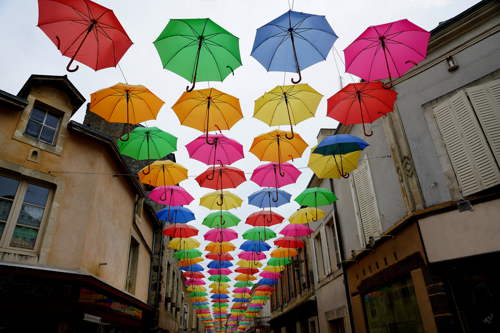 Les parapluies multicolores....