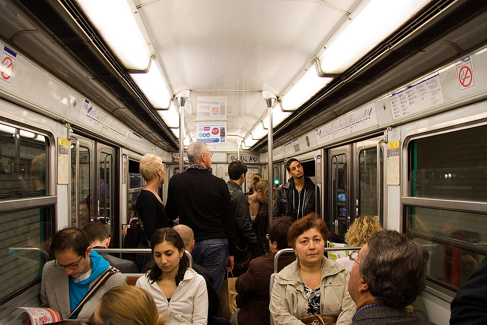 Les passagers dans le métro