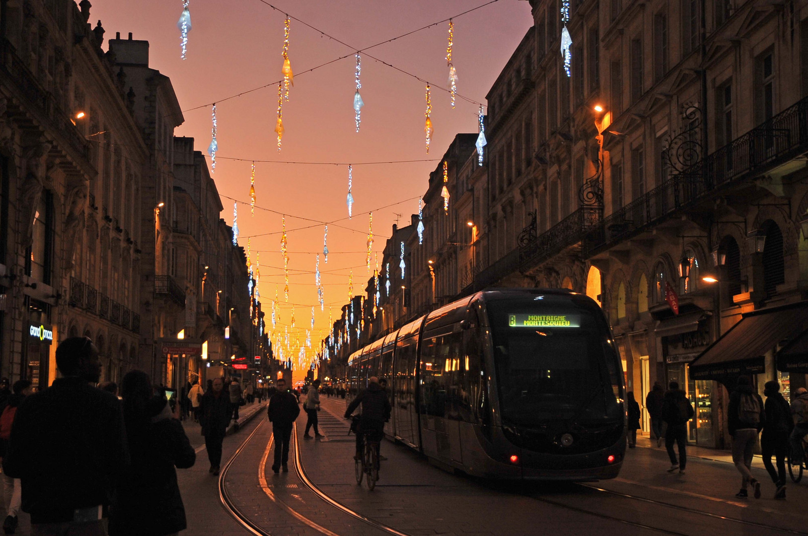 les personnes se retirent au passage du tram !...