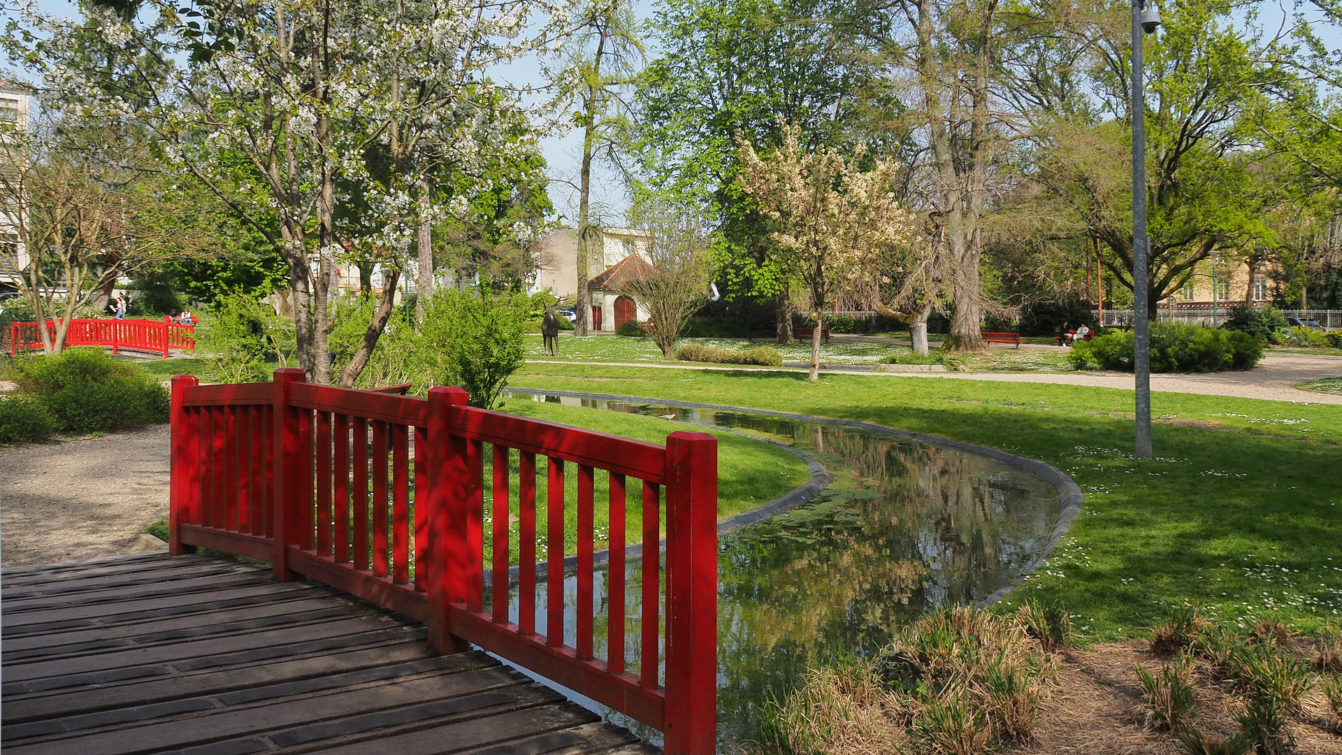 Les petits ponts rouges du Jardin Jayan