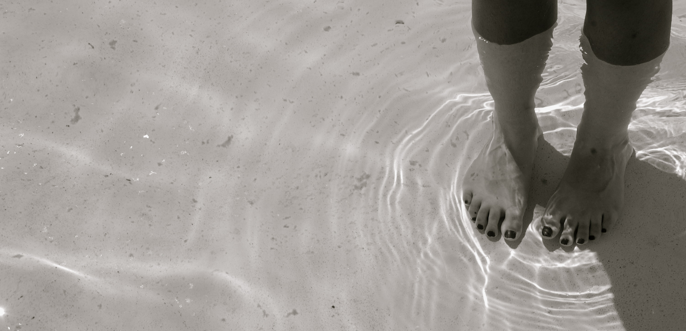 Les pieds dans l'eau.